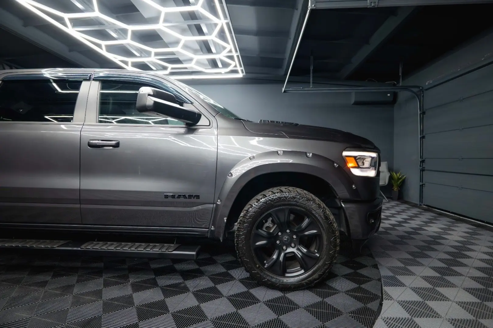 RAM 5.7 V8 HEMI 4x4 OFFROAD Night-Paket *LED*19%