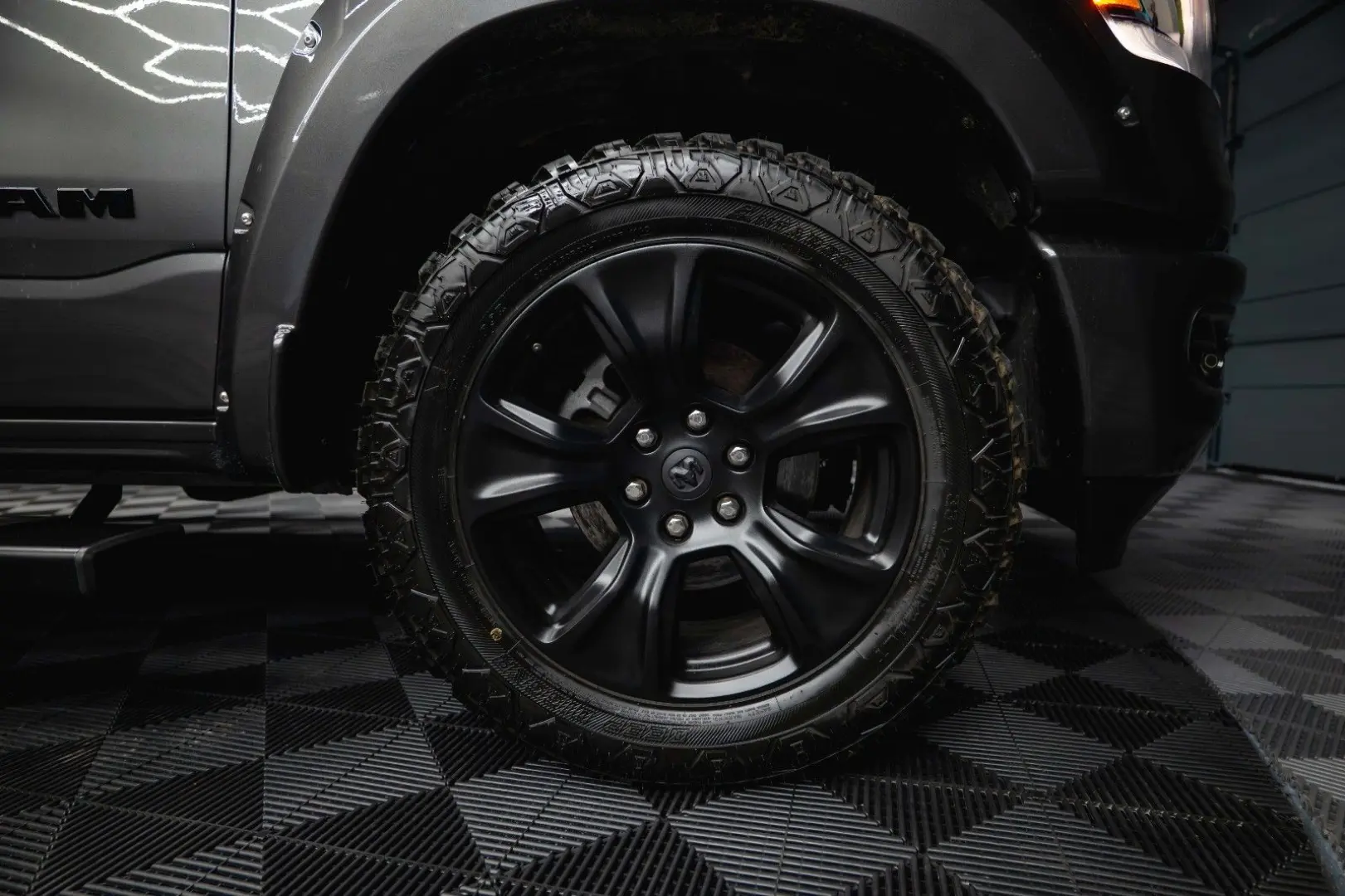 RAM 5.7 V8 HEMI 4x4 OFFROAD Night-Paket *LED*19%