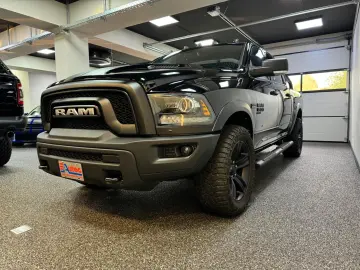 WARLOCK CLASSIC  CREW CAB HEMI 4x4 AUS 1.HAND