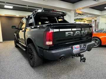 WARLOCK CLASSIC  CREW CAB HEMI 4x4 AUS 1.HAND
