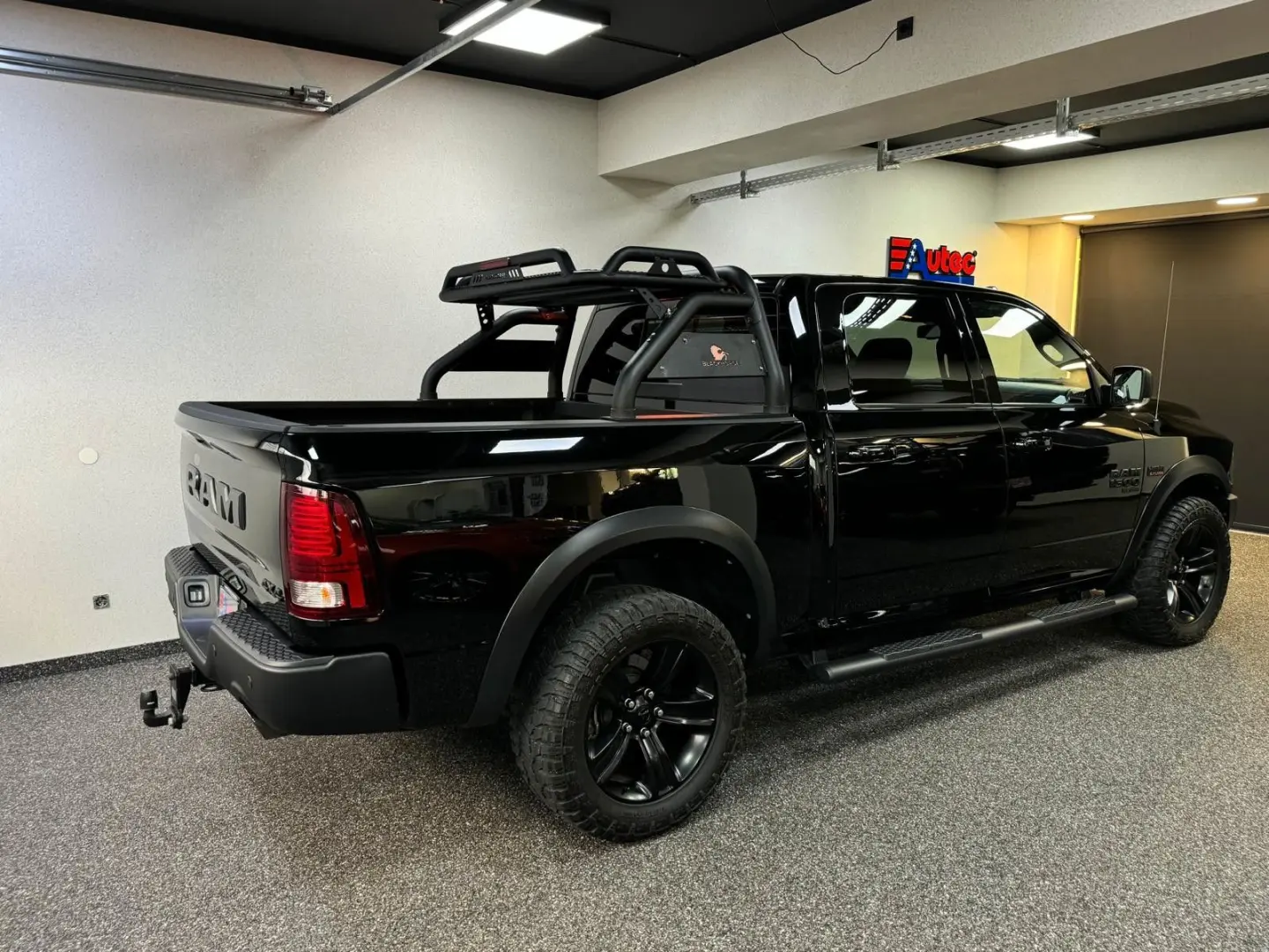 WARLOCK CLASSIC  CREW CAB HEMI 4x4 AUS 1.HAND