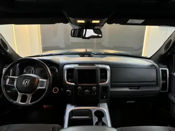 WARLOCK CLASSIC  CREW CAB HEMI 4x4 AUS 1.HAND