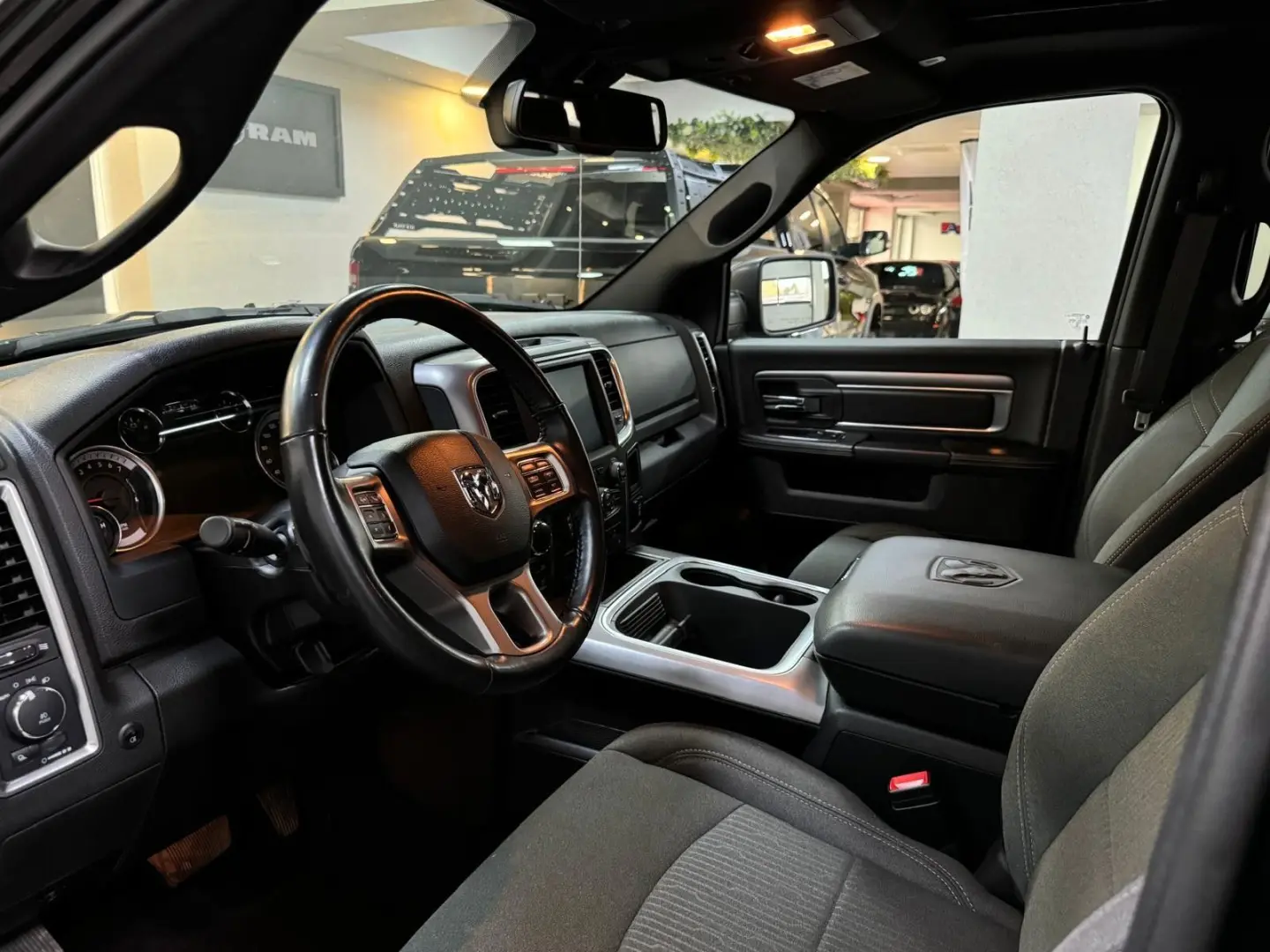 WARLOCK CLASSIC  CREW CAB HEMI 4x4 AUS 1.HAND
