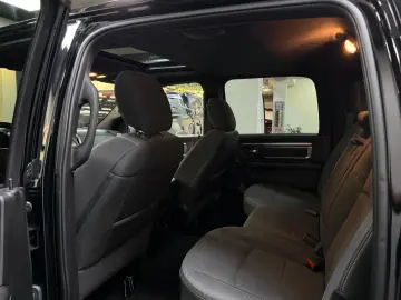 WARLOCK CLASSIC  CREW CAB HEMI 4x4 AUS 1.HAND