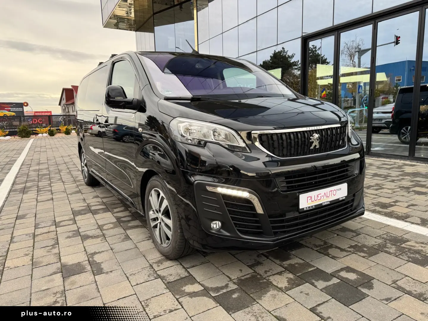 Peugeot Traveller L2 Active 2.0 HDI 150 CP 8 LOCURI