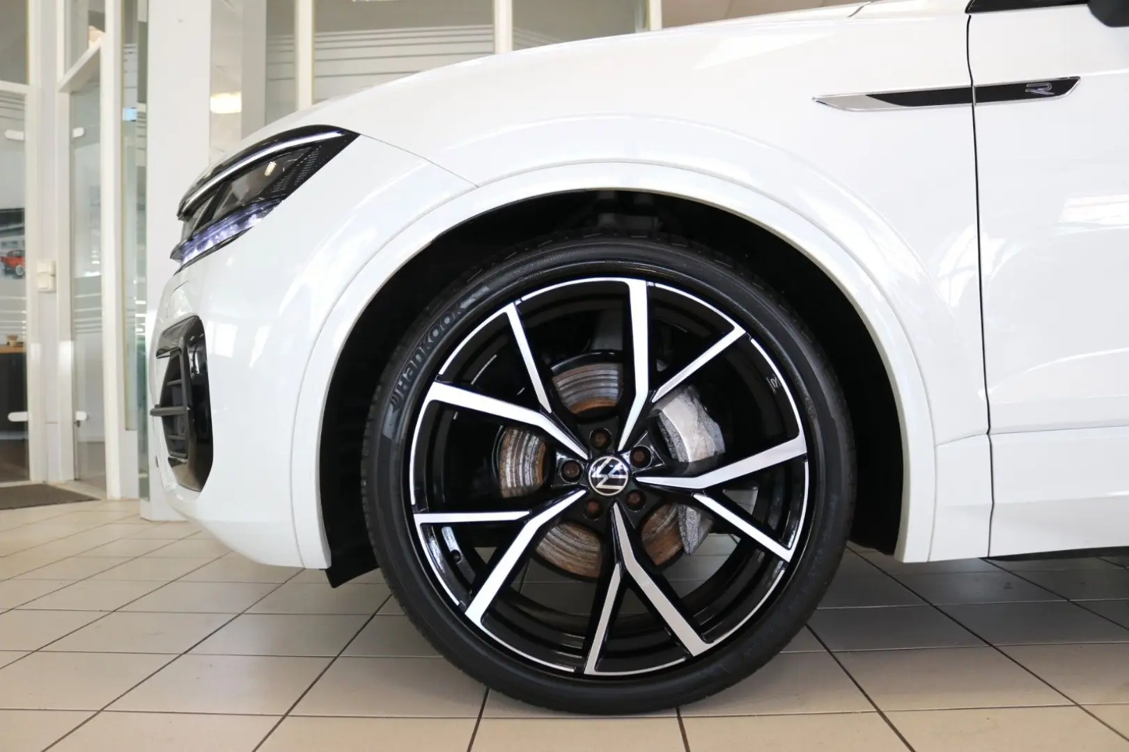 Touareg 2x R-Line Black Style Luft AHK STHZ Pano