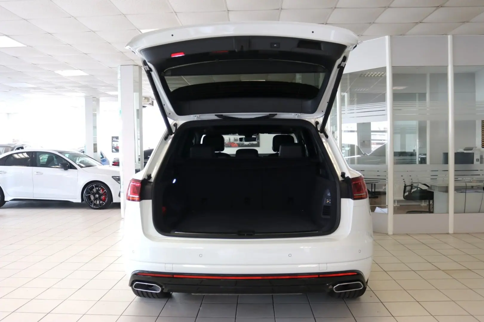 Touareg 2x R-Line Black Style Luft AHK STHZ Pano