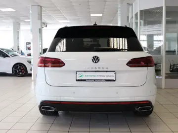 Touareg 2x R-Line Black Style Luft AHK STHZ Pano