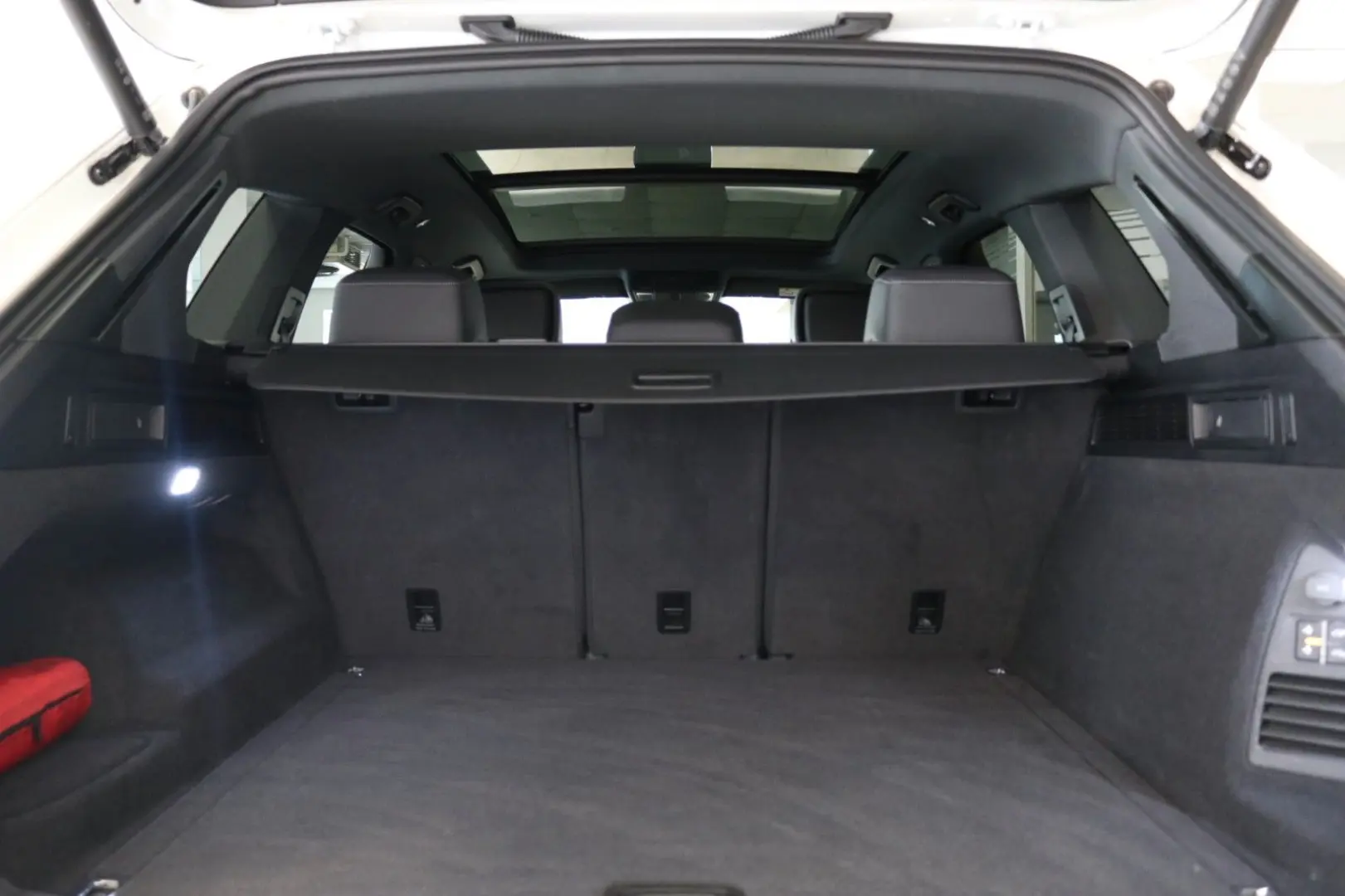 Touareg 2x R-Line Black Style Luft AHK STHZ Pano