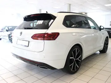 Touareg 2x R-Line Black Style Luft AHK STHZ Pano