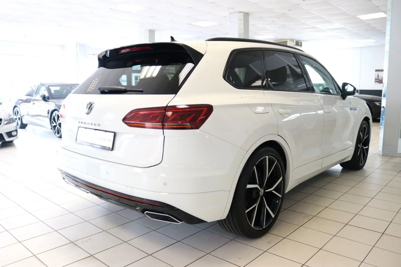 Touareg 2x R-Line Black Style Luft AHK STHZ Pano