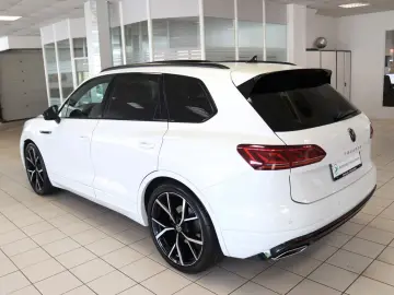 Touareg 2x R-Line Black Style Luft AHK STHZ Pano