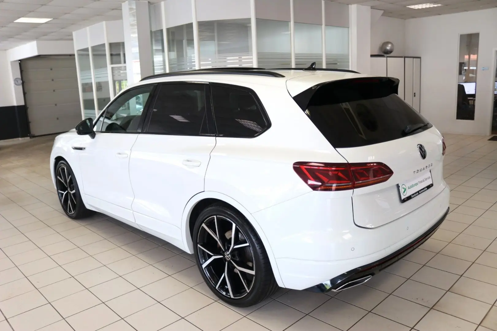 Touareg 2x R-Line Black Style Luft AHK STHZ Pano