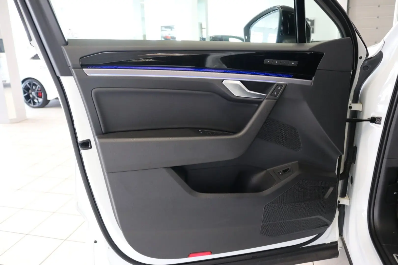 Touareg 2x R-Line Black Style Luft AHK STHZ Pano