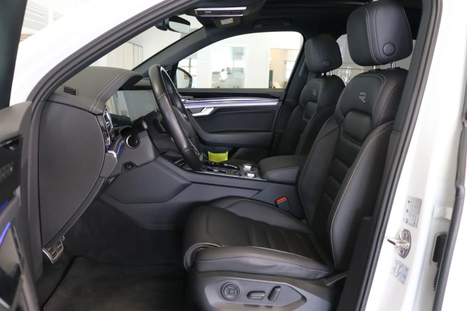 Touareg 2x R-Line Black Style Luft AHK STHZ Pano