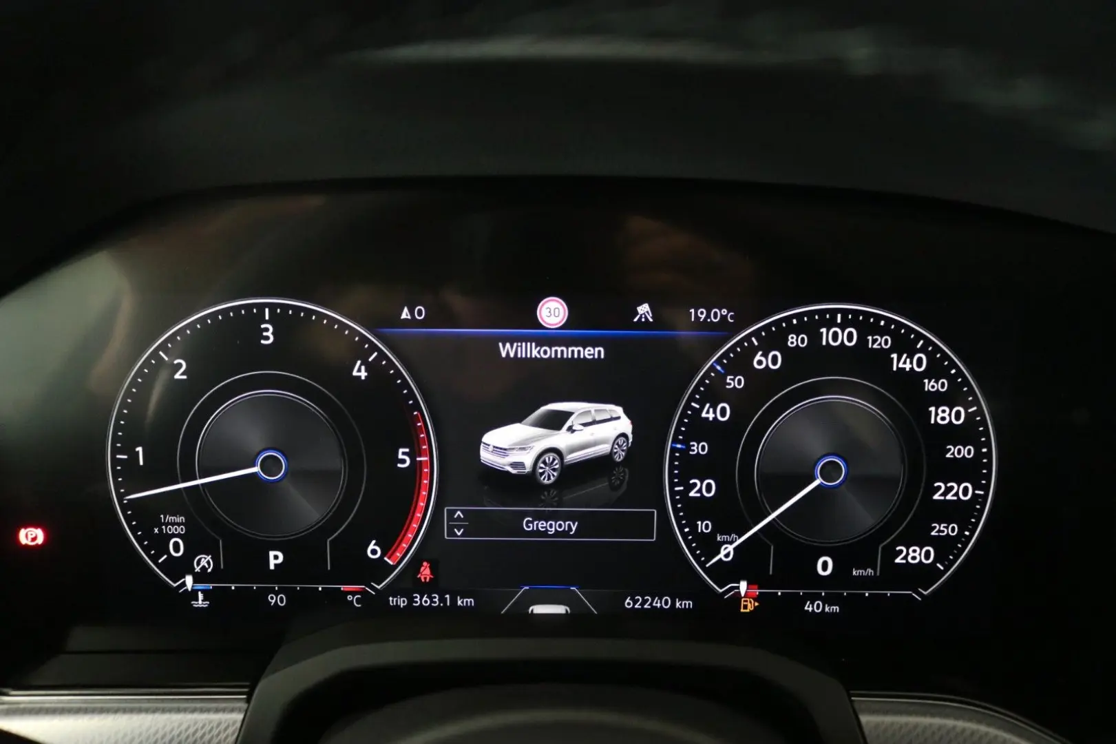 Touareg 2x R-Line Black Style Luft AHK STHZ Pano