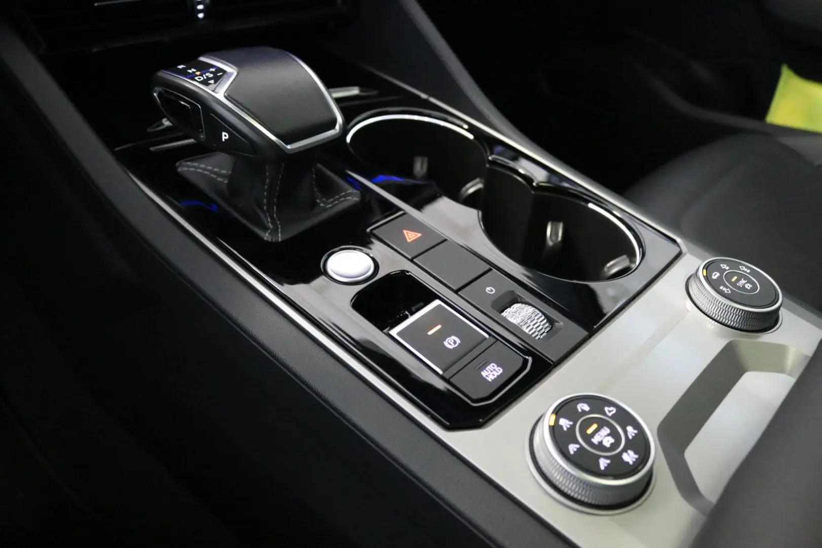 Touareg 2x R-Line Black Style Luft AHK STHZ Pano