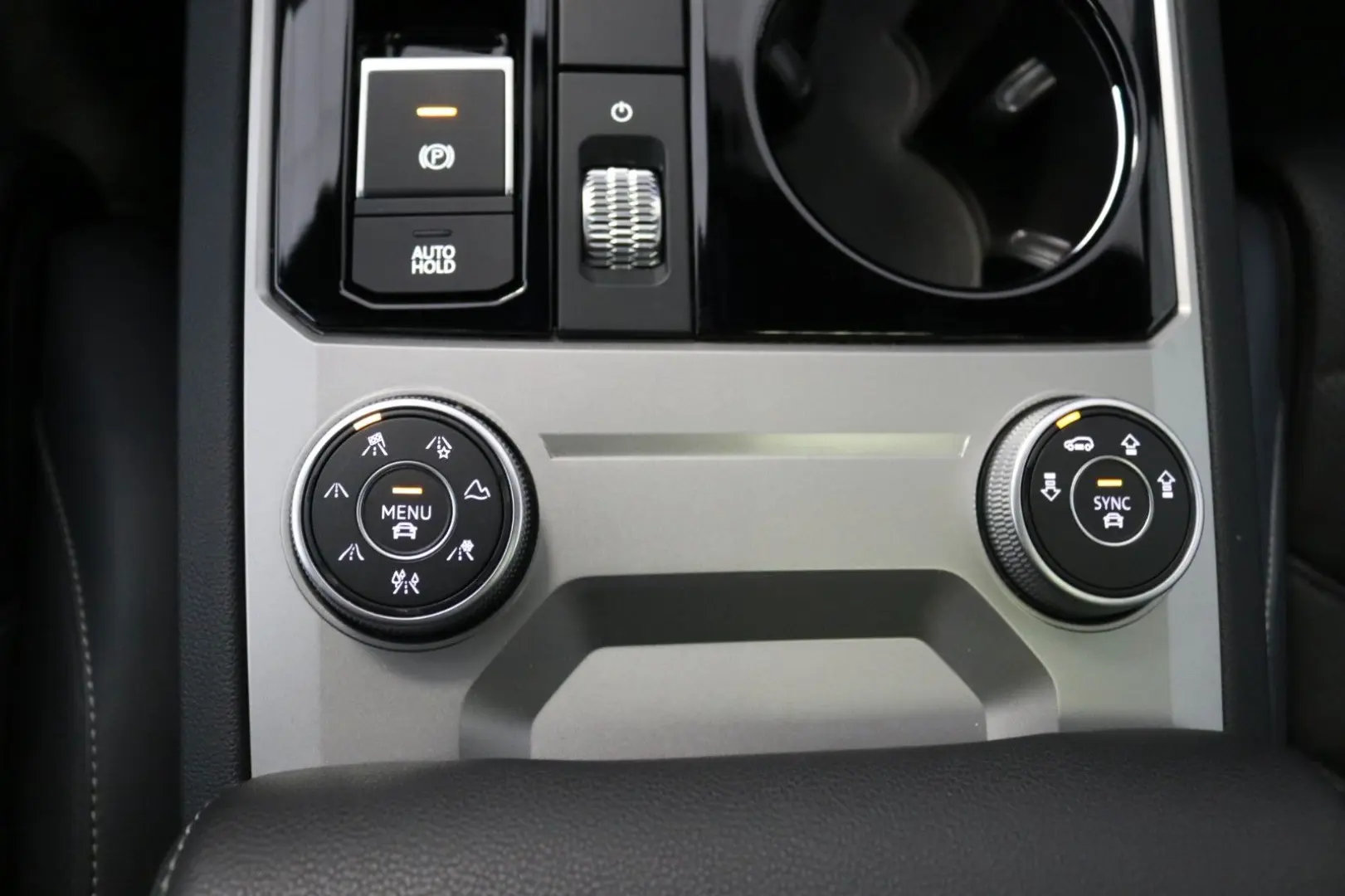 Touareg 2x R-Line Black Style Luft AHK STHZ Pano