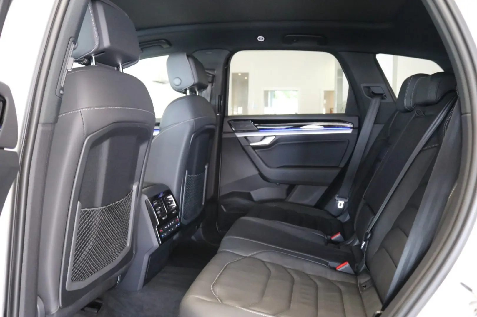 Touareg 2x R-Line Black Style Luft AHK STHZ Pano