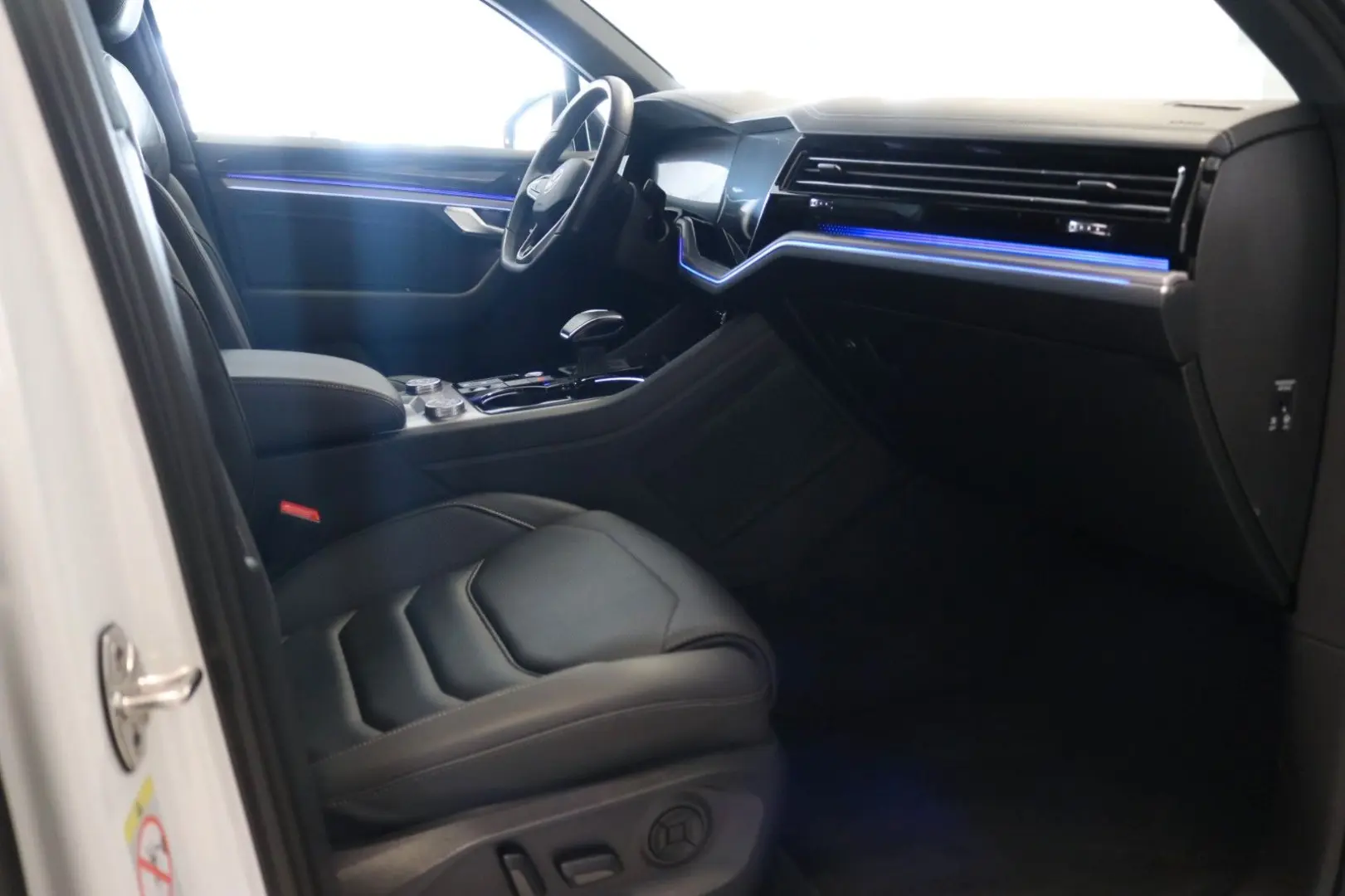 Touareg 2x R-Line Black Style Luft AHK STHZ Pano