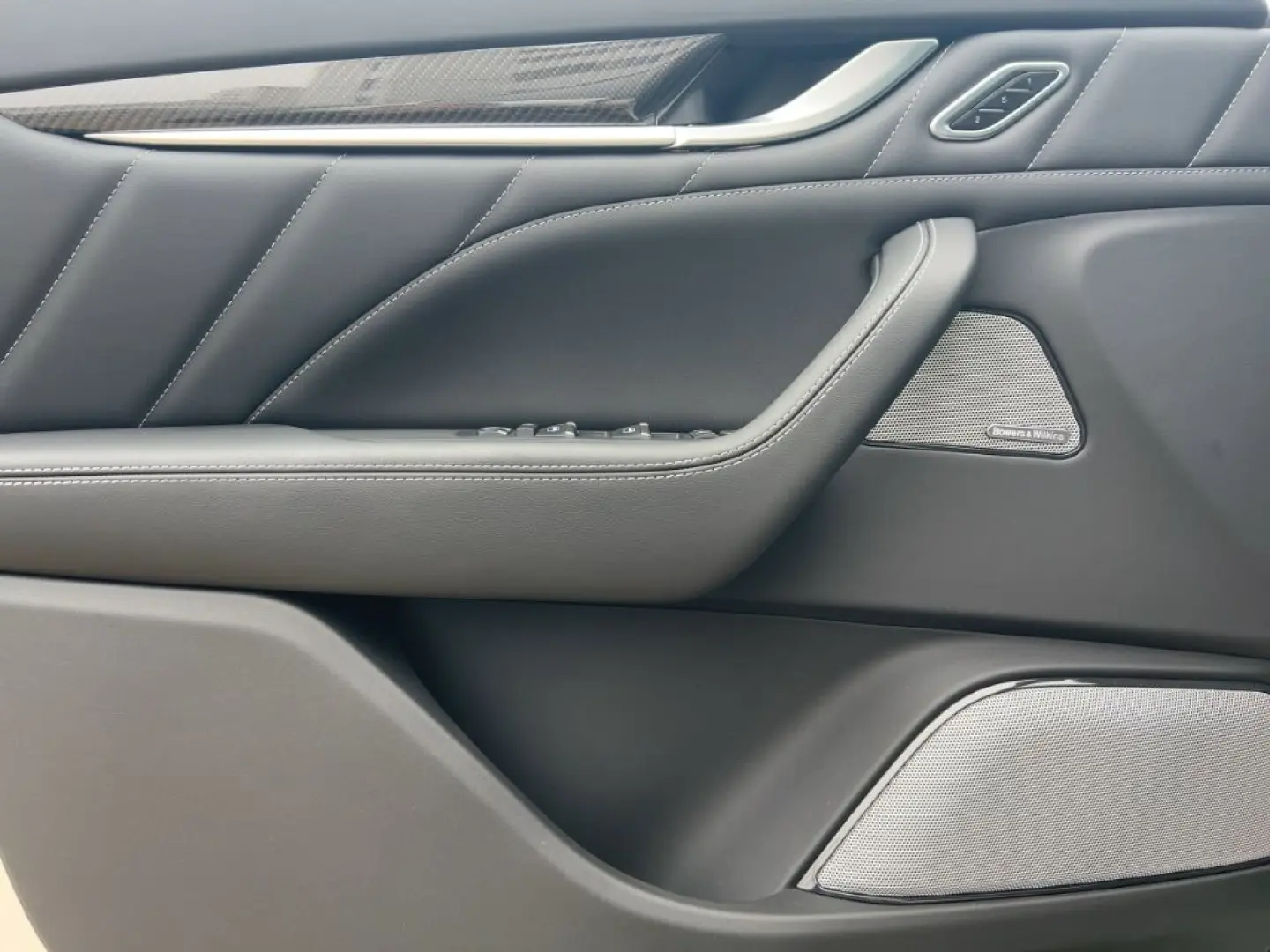 Levante Modena S 430PS Bianco&Nero/Top-Options