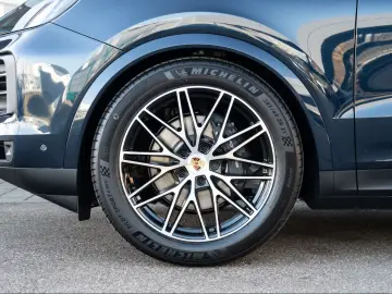Porsche Cayenne InnoDrive Surround-View Head-Up