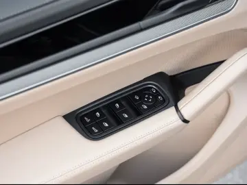 Porsche Cayenne InnoDrive Surround-View Head-Up