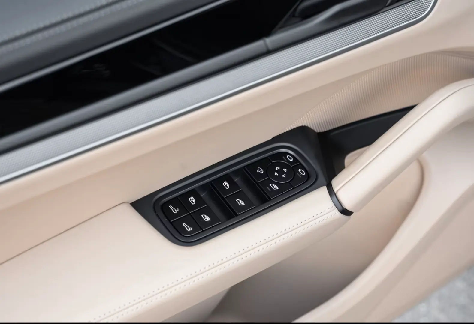Porsche Cayenne InnoDrive Surround-View Head-Up