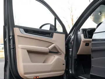 Porsche Cayenne InnoDrive Surround-View Head-Up