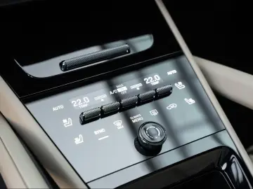 Porsche Cayenne InnoDrive Surround-View Head-Up