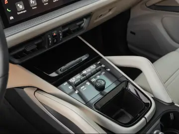 Porsche Cayenne InnoDrive Surround-View Head-Up