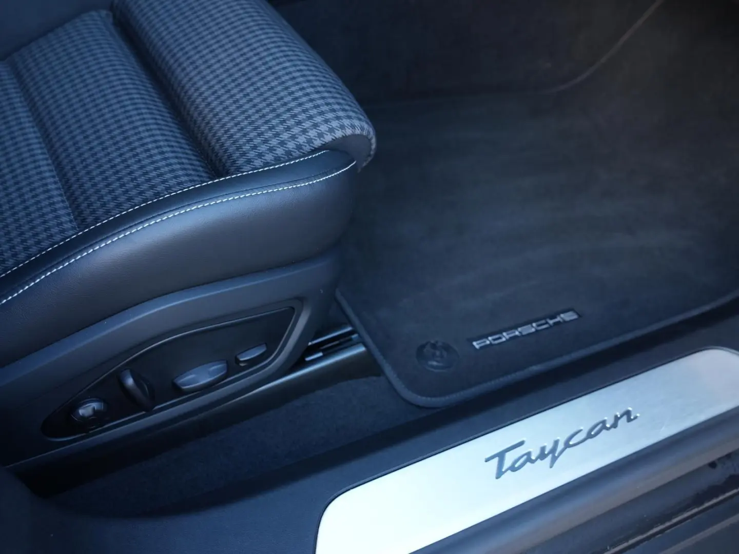 Taycan Keyless Surround-View HA-Lenkung BOSE Pan