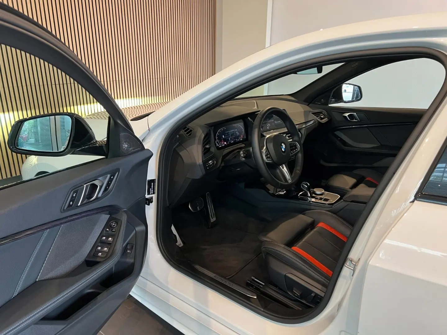 118i Edition Colorvision *M-SPORT/HUD/ACC/PANO*