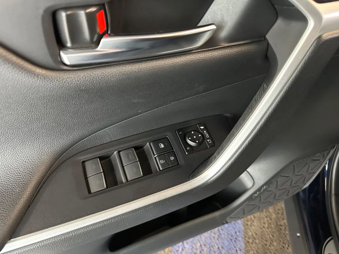 RAV4 Plug-in Hybrid 4x4 *Anhängerzug*HUD*