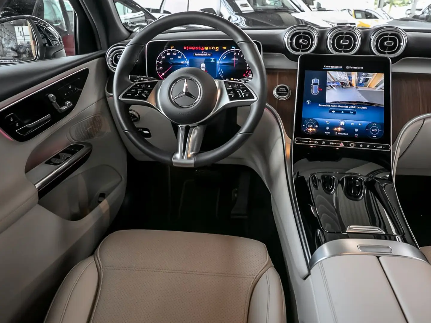 GLC 300 e 4M Avantgarde Advanced Plus AHK