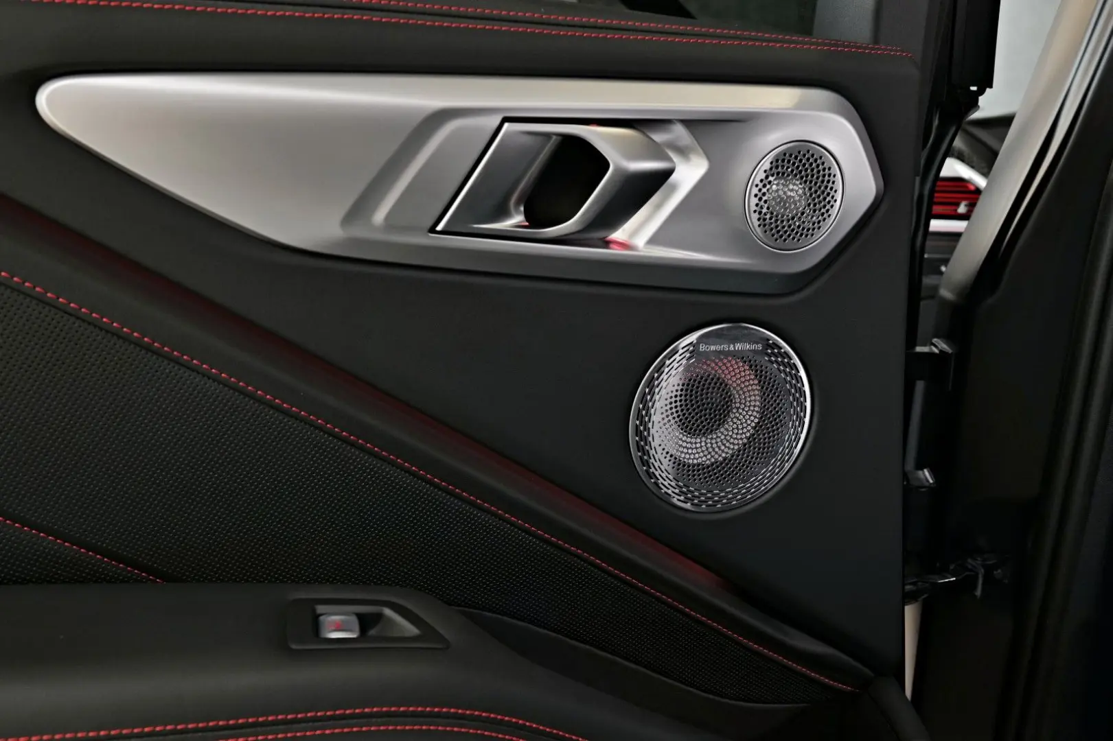 XM Label V8 / MASSAGE / CARBON /BOWERS & WILKINS