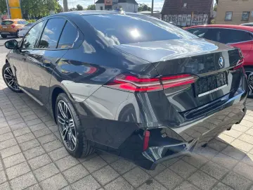 550 e MSPORT DAP PA+ AUTOB-ASSIST HK ICONIC-GLOW