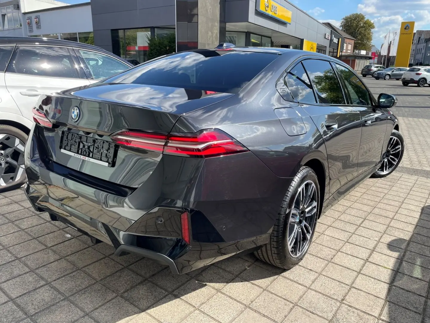 550 e MSPORT DAP PA+ AUTOB-ASSIST HK ICONIC-GLOW