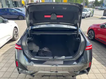 550 e MSPORT DAP PA+ AUTOB-ASSIST HK ICONIC-GLOW