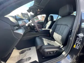 550 e MSPORT DAP PA+ AUTOB-ASSIST HK ICONIC-GLOW