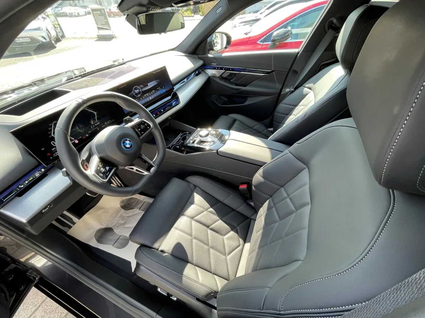 550 e MSPORT DAP PA+ AUTOB-ASSIST HK ICONIC-GLOW