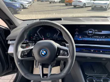550 e MSPORT DAP PA+ AUTOB-ASSIST HK ICONIC-GLOW