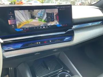 550 e MSPORT DAP PA+ AUTOB-ASSIST HK ICONIC-GLOW