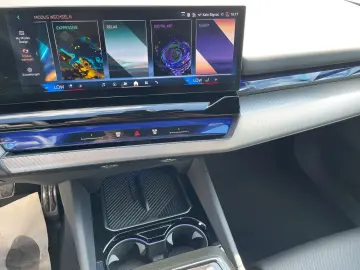 550 e MSPORT DAP PA+ AUTOB-ASSIST HK ICONIC-GLOW