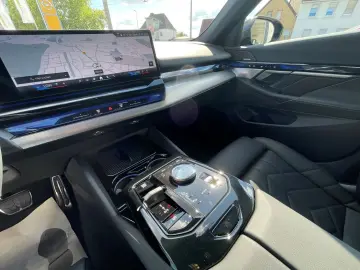 550 e MSPORT DAP PA+ AUTOB-ASSIST HK ICONIC-GLOW