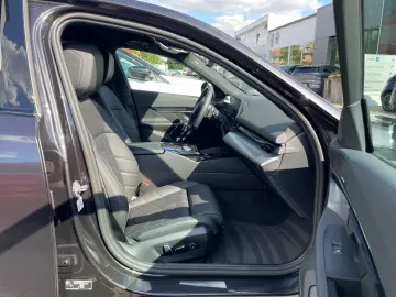 550 e MSPORT DAP PA+ AUTOB-ASSIST HK ICONIC-GLOW