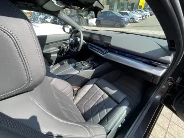 550 e MSPORT DAP PA+ AUTOB-ASSIST HK ICONIC-GLOW
