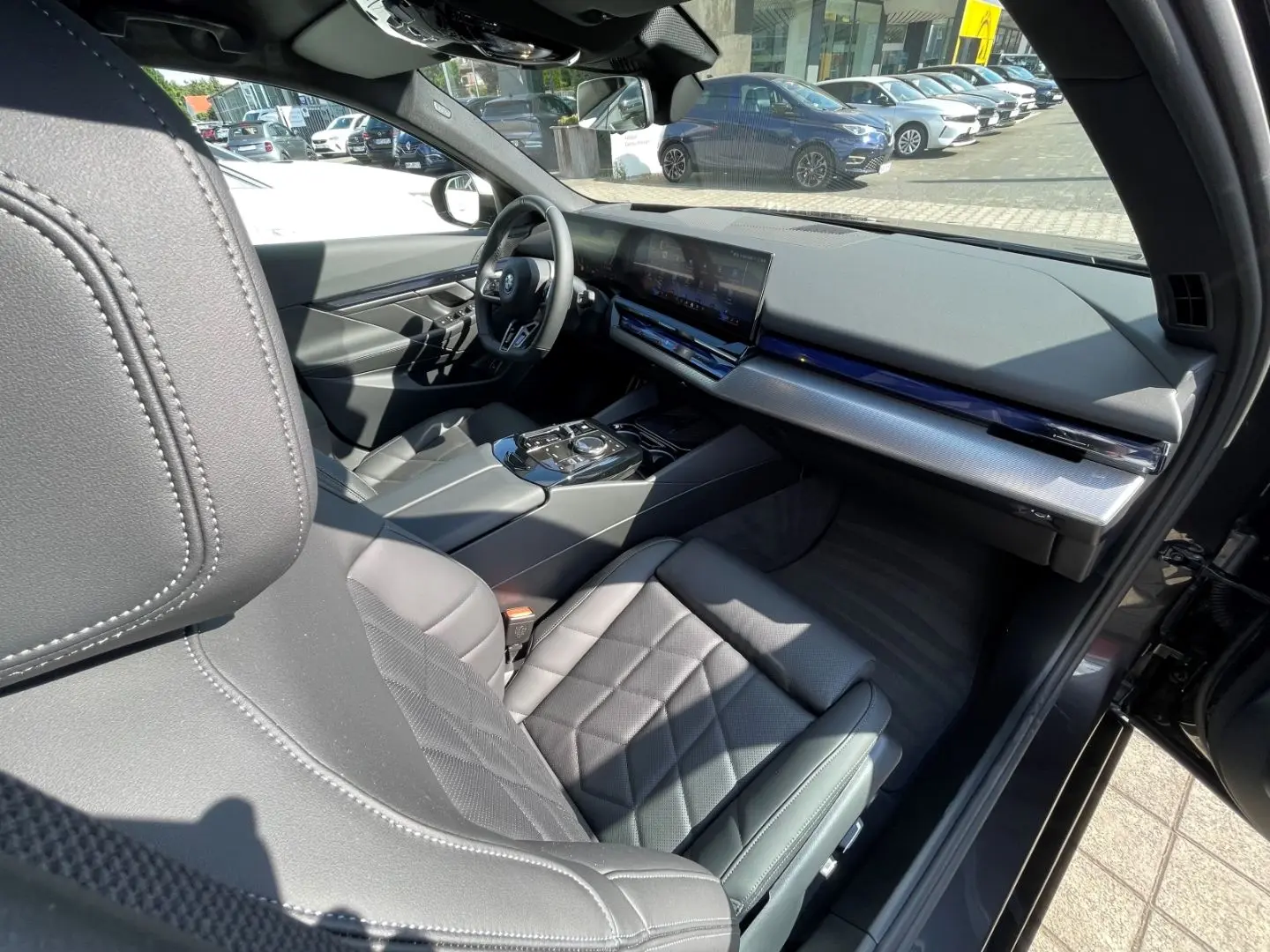550 e MSPORT DAP PA+ AUTOB-ASSIST HK ICONIC-GLOW