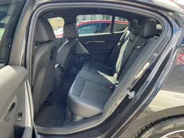 550 e MSPORT DAP PA+ AUTOB-ASSIST HK ICONIC-GLOW