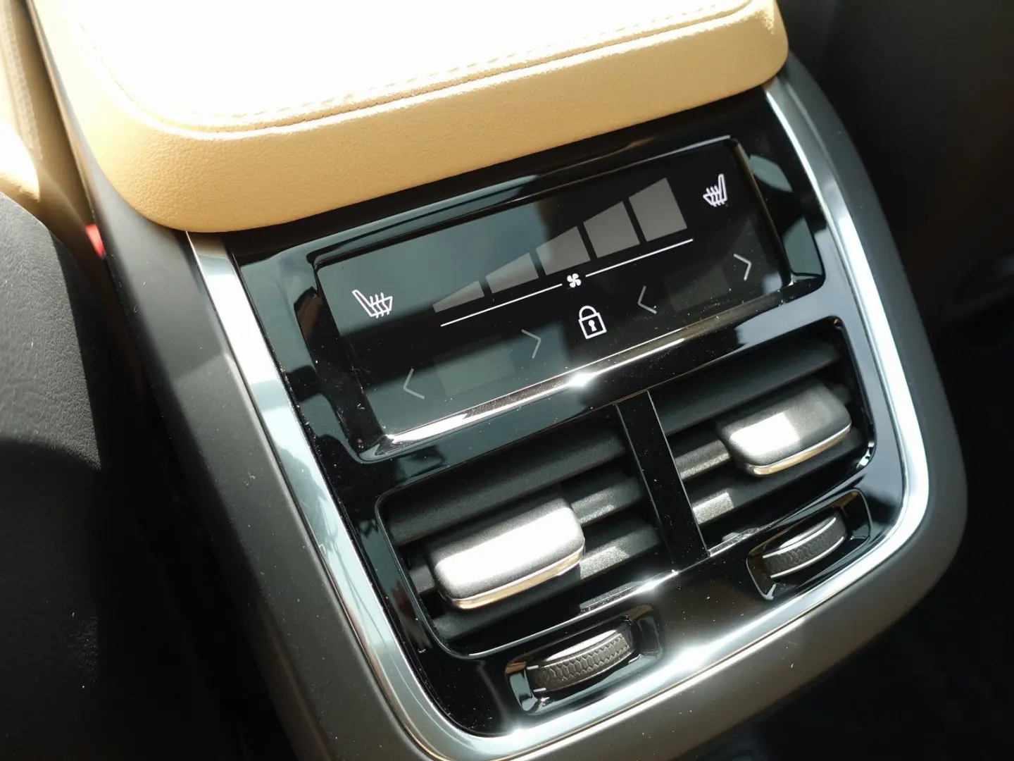 XC90 Ultra Dark T8 AWD/FourC/AHK/B&W/Pano/HeadUp